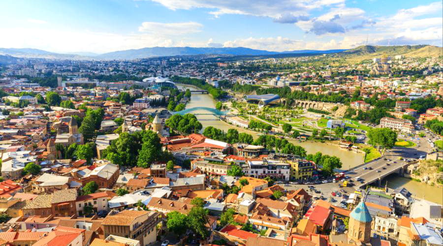 I nostri servizi di noleggio auto offrono una vasta selezione di veicoli a Aeroporto di Tbilisi.